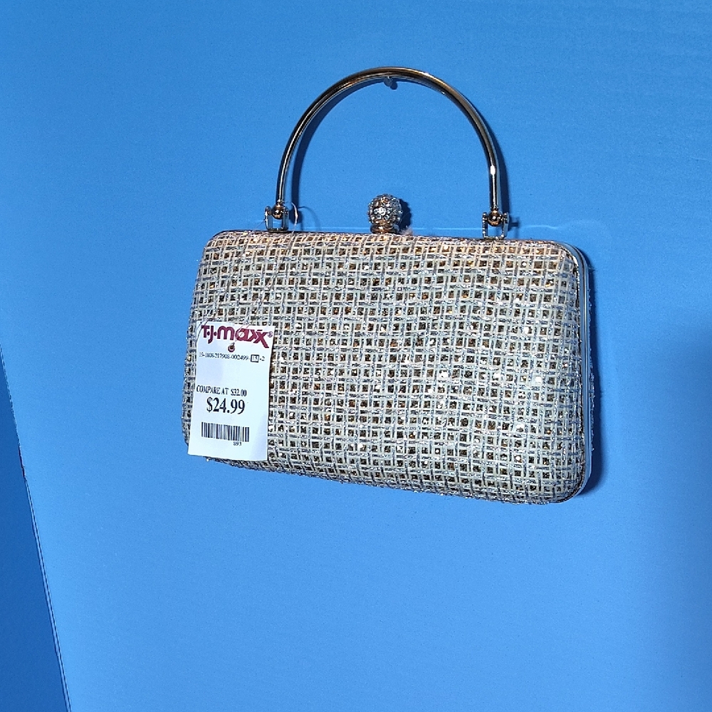 Sophisticated Silver Clutch with Shimmering Texture